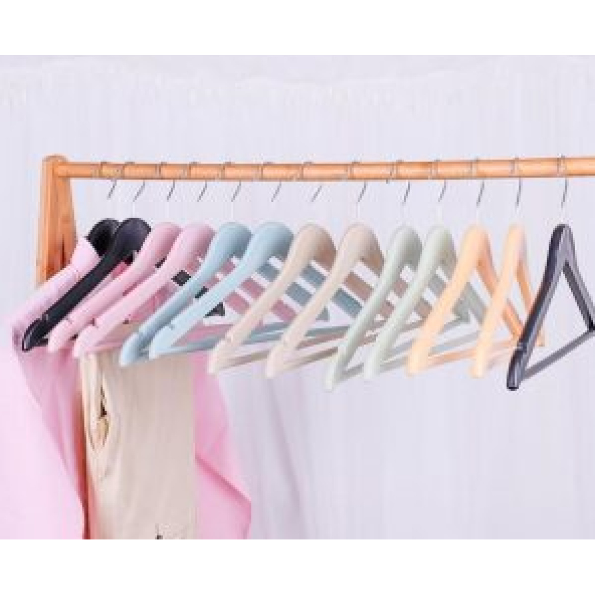 COSBRO PLASTIC HANGERS 3pcs - Image 2