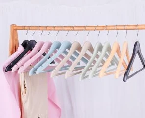 COSBRO PLASTIC HANGERS 3pcs - Image 2